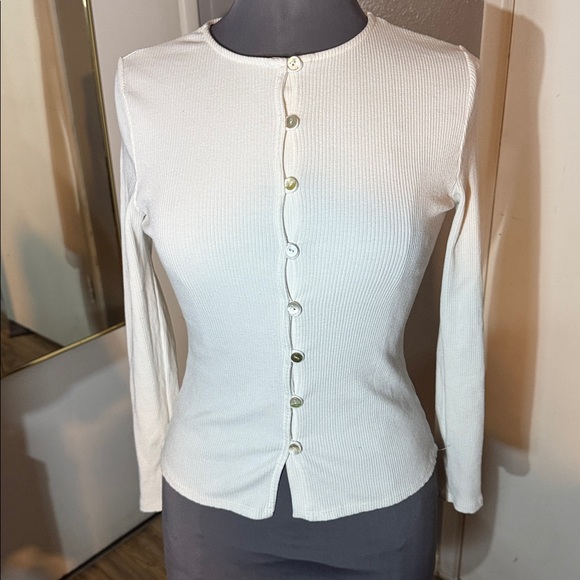 White Button-Up Ribbed Cardigan - Picture 2 of 8